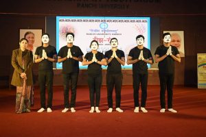 Ranchi University Youth Festival: रांची विश्वविद्यालय के युवा महोत्सव में अपनी कला का प्रदर्शन करते विद्यार्थी