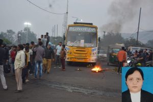 सड़क पर टायर जलाकर विरोध करते लोग और इनसेट में मृतका नेहा वर्मा