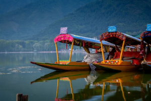 Uber Launches Water Transport Service on Dal lake: श्रीनगर की डल झील पर उबर की नई पहल: जल परिवहन सेवा से बढ़ेगा पर्यटन अनुभव