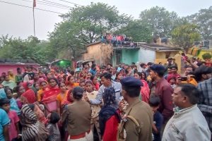 सामूहिक दुष्कर्म से आक्रोशित लोगों को शांत कराती पुलिस