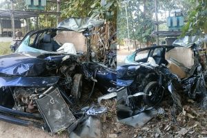 gumla road accident car destroyed