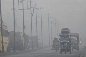 Jharkhand Weather: कोहरे में सड़कों पर चलतीं गाड़ियां