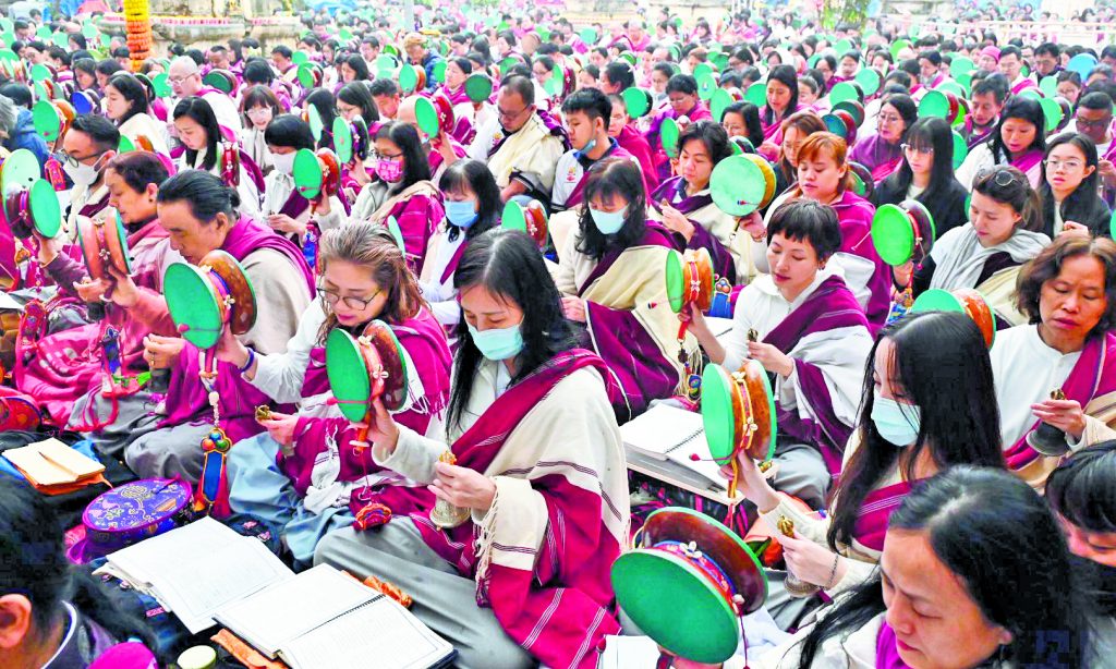 महाबोधि मंदिर में पूजा अर्चना करते श्रद्धालु