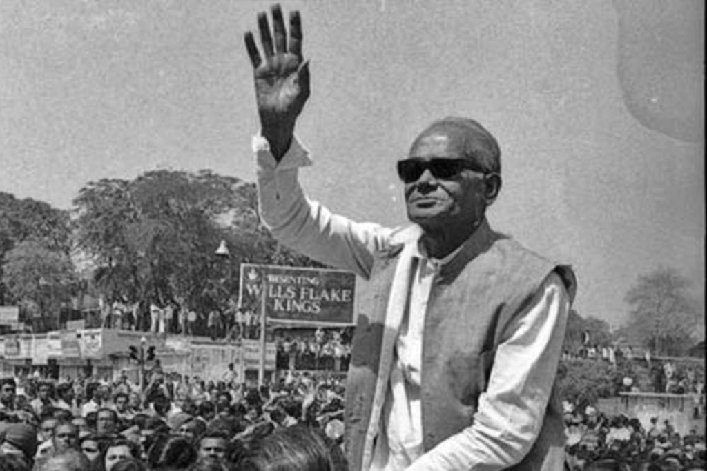 1975 के आंदोलन के दौरान जय प्रकाश नारायण की तस्वीर