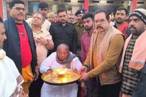 दुमका के बासुकिनाथ मंदिर में आरती करते पूर्व प्रधानमंत्री एचडी देवगौड़ा