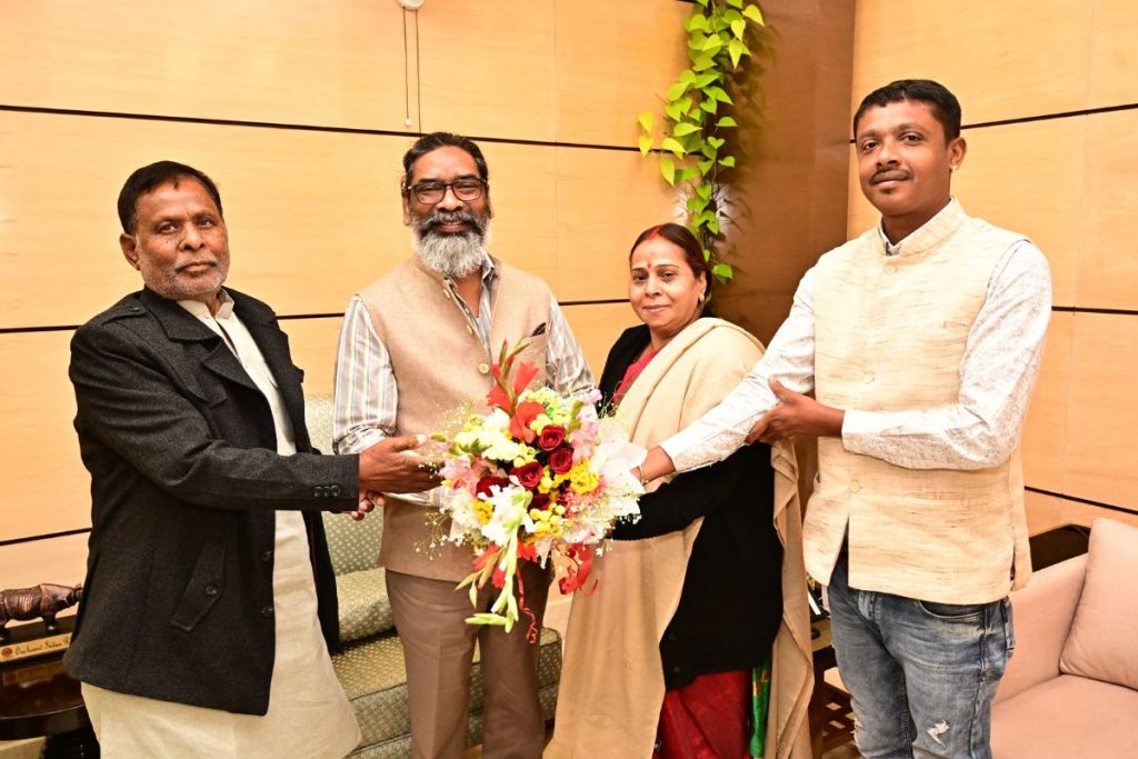 Jharkhand Politics Shailendra Mahto Abha Mahato Meets Hemant Soren JMM