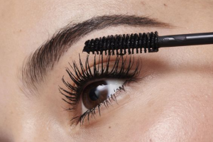 How to apply mascara like a pro: मस्कारा लगाते समय बस याद रखें ये एक बात, आंखें भी लगेंगी सुंदर और फैलेगा भी नहीं