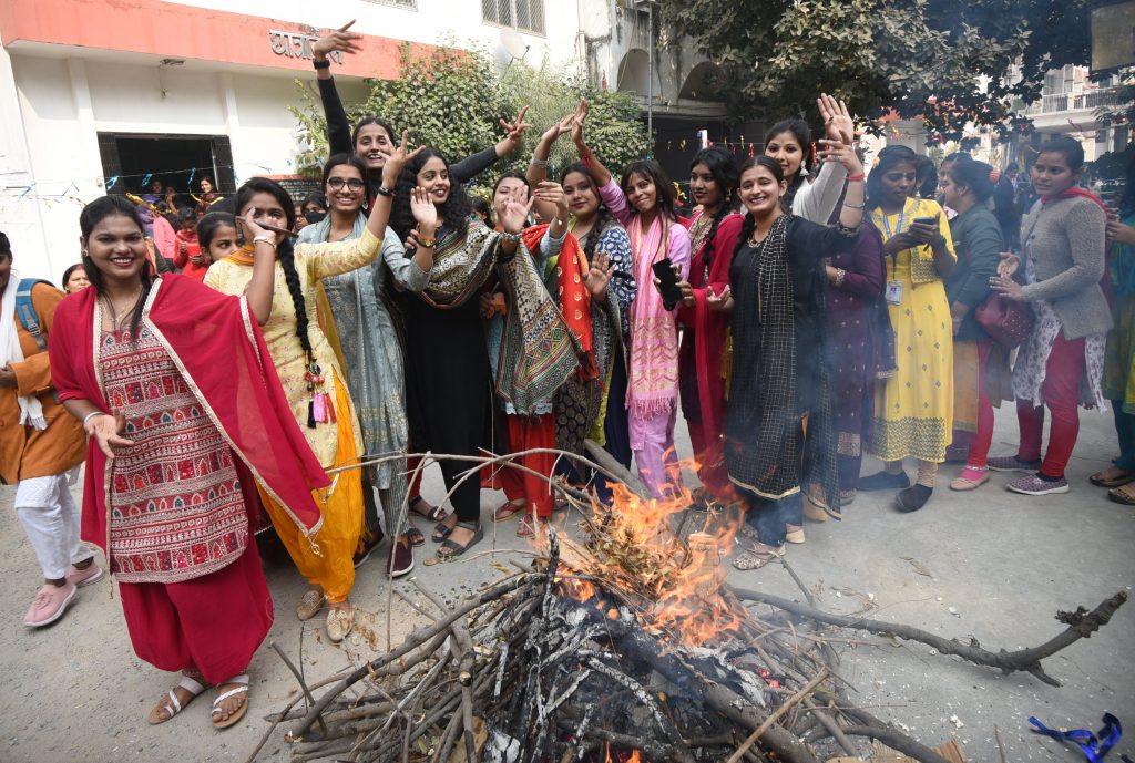 Students And Teachers Dance Around Bonfire To Celebrate Lohri And Makar Sankranti Festival At Jd Womens College 4