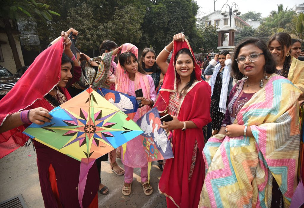 Students Holds Kites To Celebrate Lohri And Makar Sankranti Festival At Jd Womens College 5