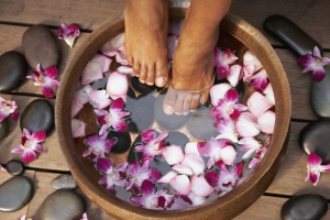 Foot Washing Benefits: क्या आप भी रात को बिना पैर धुले सो जाते हैं?