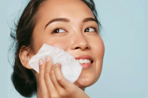 Wet Face Wipes Benefits: कहीं भी जाएं फेस वाइप्स को जरूर रखें अपने साथ, ये है फायदे