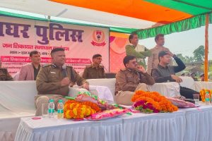 संबोधित करते देवघर पुलिस अधीक्षक अजीत पीटर डुंगडुंग