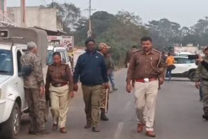 कारू यादन को लेकर धनबाद में सर्च अभियान चलाती पुलिस