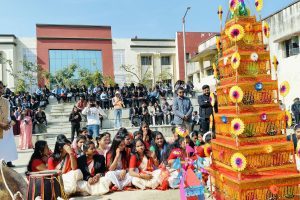 टुसू मिलन समारोह में शामिल छात्र-छात्राएं