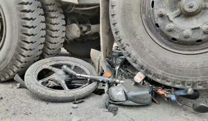 hajipur accident news| Two brothers died in a horrific road accident, angry people pelted stones at the police