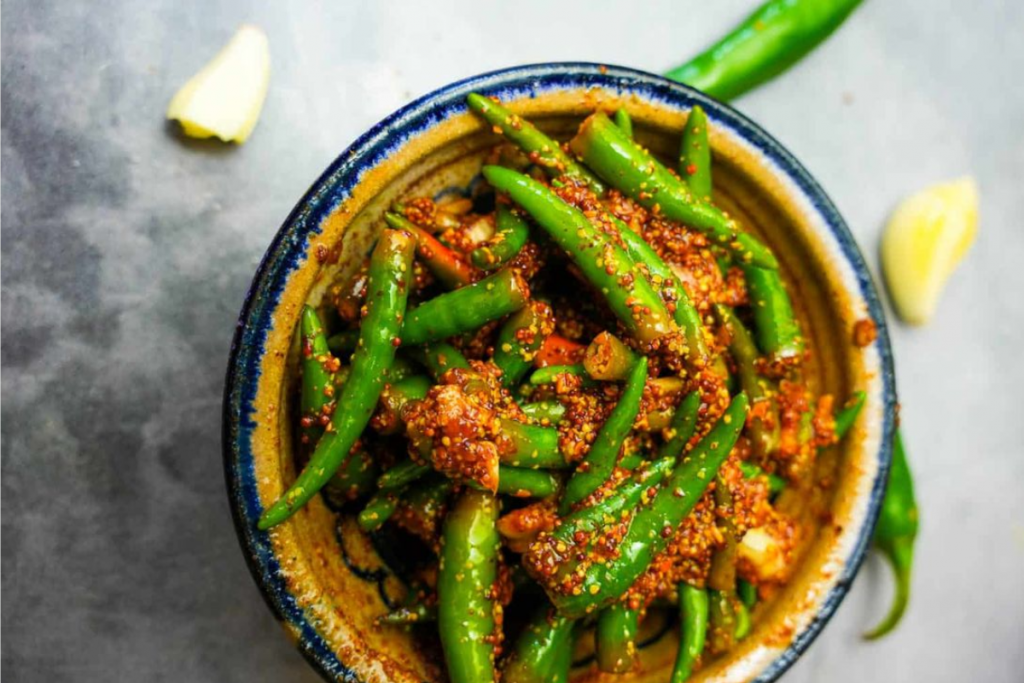 Gujrati Style Green Chilli Pickle: ये है एकदम पारंपरिक गुजराती हरी मिर्च का अचार बनाने की रेसिपी