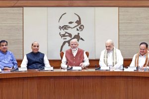 पीएम मोदी अपनी कैबिनेट के वरिष्ठ मंत्रियों के साथ (फाइल फोटो)