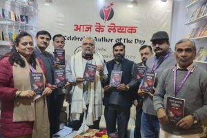 नई दिल्ली के विश्व पुस्तक मेले में महाजनी जुल्म विरोधी जनांदोलन पुस्तक का विमोचन करते