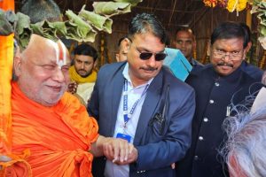 arjun munda meets rambhadracharya at mahakumbh