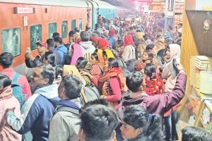 swatantrata senani news| Freedom Fighter Superfast Express vandalized in Bihar, 12 glasses of AC coach broken