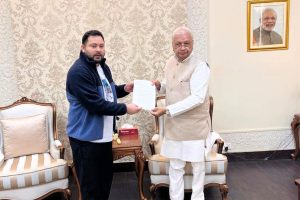 tejashwi yadav met governor| Bihar Politics: Tejashwi Yadav reached Raj Bhavan early morning to meet the Governor.