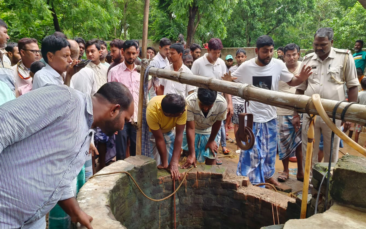 Jharkhand Breaking News: सिमडेगा में वीर शहीद की पत्नियों को सम्मानित करते ही छलके आंसू